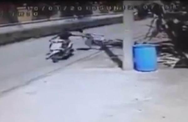 Kurbanını önce yere düşürdü, sonra kalkmasına yardım etti, ardından çantasını gasp etti