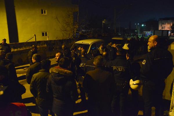Mahalleli, uyuşturucu satmakla suçladıkları kişinin evini taşlayıp, yakmaya kalkıştı
