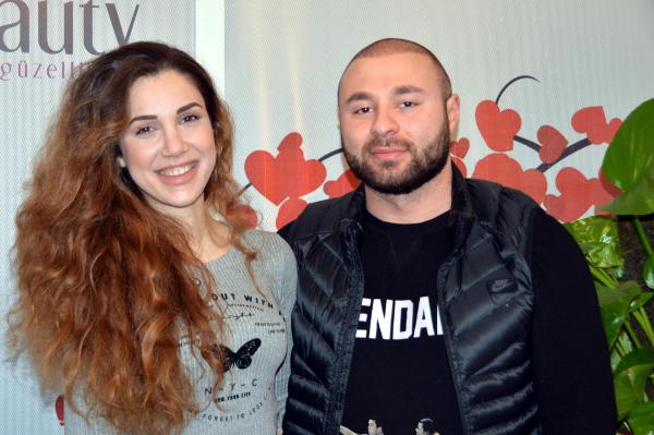 Atanamayan öğretmenin düğününe otostopçu davetliler