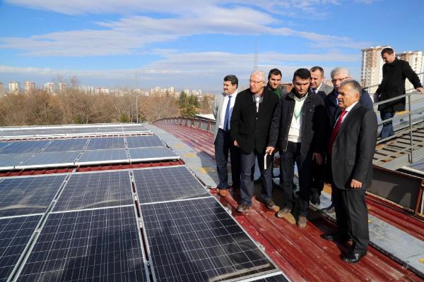 Semt pazarı, güneş paneliyle elektrik üretiyor