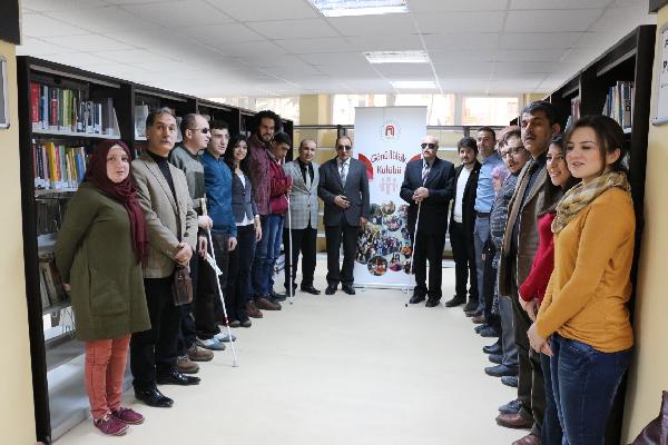 Üniversite öğrencileri, görme engellilere kitap okudu