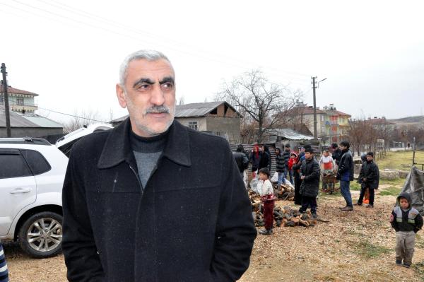 Elazığ'da Suriyelilerin odun kapma izdihamı