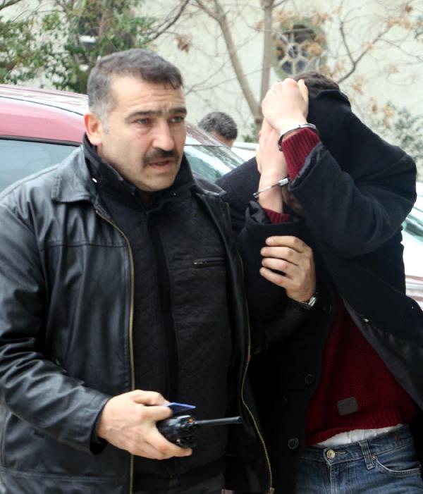 İnternette tartıştığı arkadaşını bıçakladı