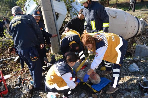 Devrilen beton mikserinin şoförü yaralandı