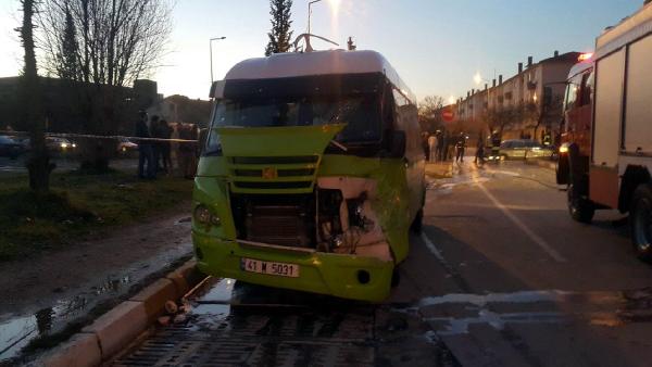 Otomobil ile minibüs çarpıştı: 8 yaralı