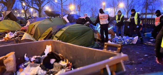 Paris’te bin 400 göçmen tahliye edildi
