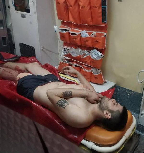 Oğlunu ve kız arkadaşını yaraladı