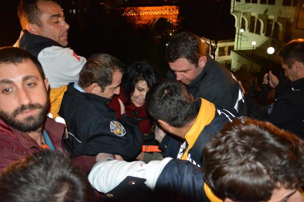 Erkek arkadaşıyla tartışan kız gece yarısı köprüye çıktı