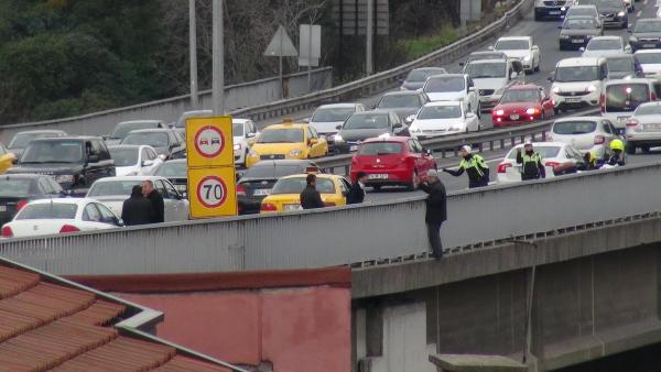 Boğaziçi Köprüsü Ortaköy Viyadüğü'ne çıkan bir kişiyi  polis ikna yoluyla indirdi