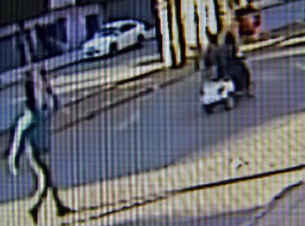 Mesaj yazarken cep telefonunu kapıp kaçtılar