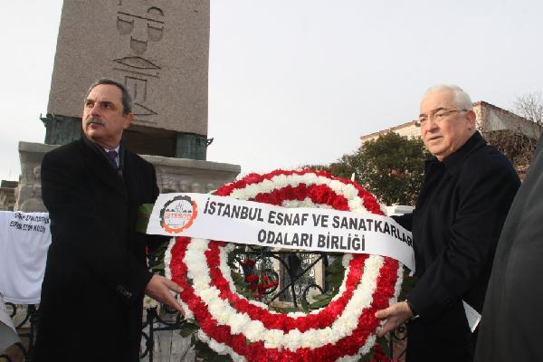 İstanbul Esnafı Dikilitaş'a karanfil bıraktı, terörü kınadı