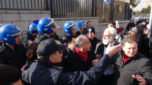 Bordro yakmak isteyen memurlarla polis arasında arbede