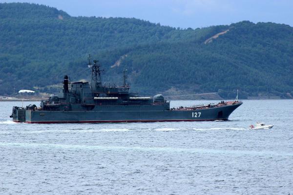 Rus savaş gemisi 'Minsk' Çanakkale Boğazı'ndan geçti