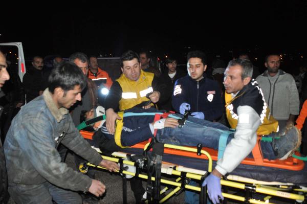 Öğrenci servis minibüsü ile hafif ticari araç çarpıştı: 8 yaralı