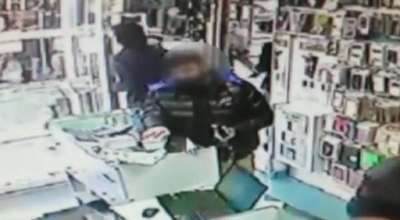 Cep telefonu çalarken kameralara yakalandı