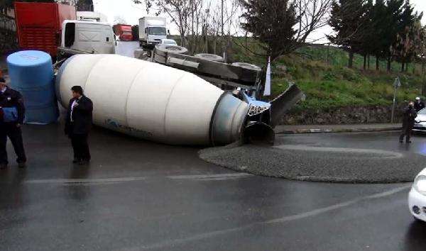 Kadıköy'de beton mikseri devrildi; 1 yaralı