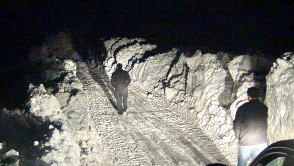 Ekipler kapalı yolu 9 saatte açabildi, 70 yaşındaki Ali dede hastaneye götürüldü