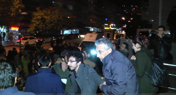 Gözaltına alınan oğlu serbest kalan anne ayaklarına kapanıp ağladı