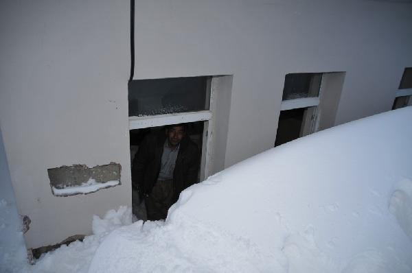 Yüksekova'da bir okul ve ahırın üzerine çığ düştü