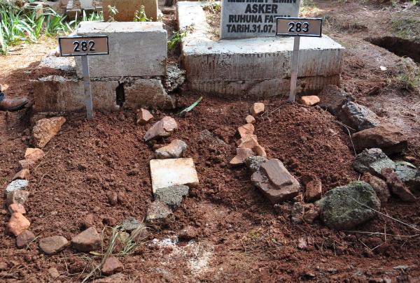 Hayata tutunamayan siyam ikizleri yan yana toprağa verildi