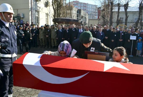 Siirt'te şehit olan polis Yamaner, gözyaşlarıyla memleketine uğurlandı