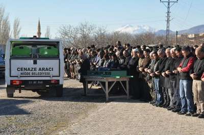 Niğde'de tren otomobile çarptı: 2 ölü (2)