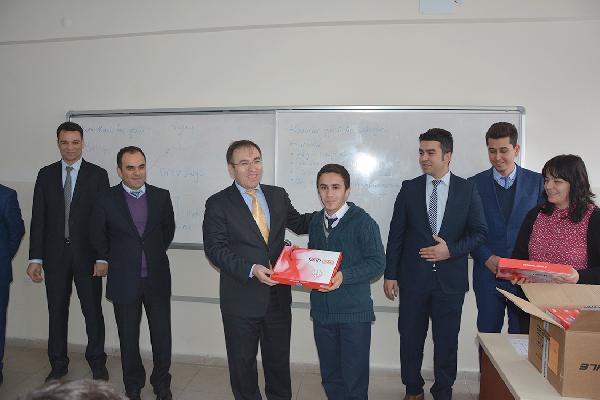 Çatak’ta liselilere tablet dağıtıldı