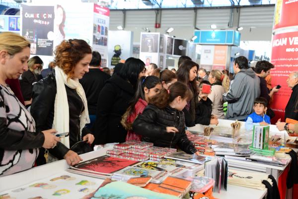Canan Tan kitaplarını imzaladı