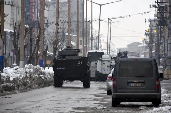 Yüksekova'da gözaltı gerginliği