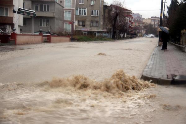 Edirne sağanak yağmurla göle döndü