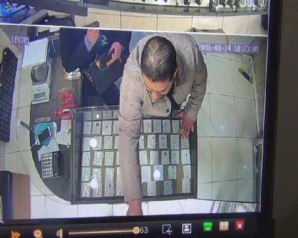 Kuyumcudan bilezikleri çalan çift kamerada