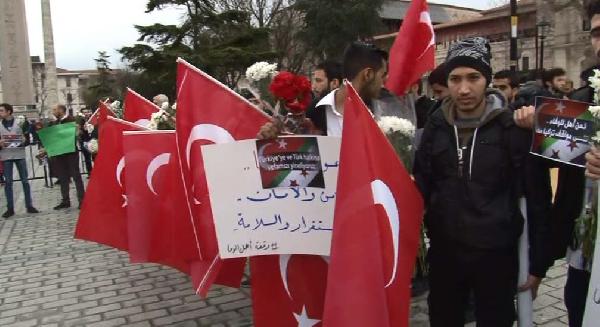 Suriyeliler, Sultanahmet Meydanı'nda terör kurbanlarını andı