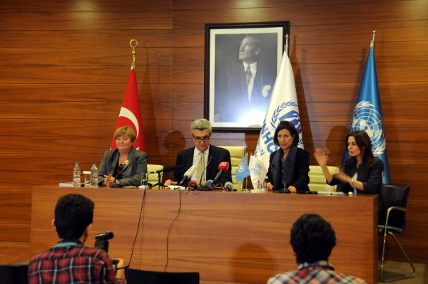 BM MÜLTECİLER YÜKSEK KOMİSERİ GRANDİ TÜRKİYE'DEKİ SINIRLARIN AÇIK OLMASINDAN ÇOK ETKİLENDİM
