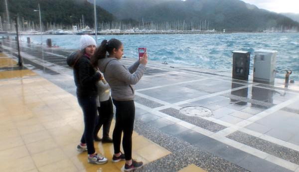 Marmaris'te şiddetli lodos etkili oluyor