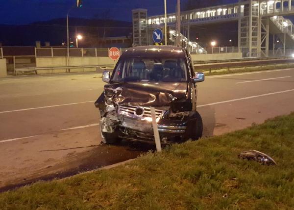Kırmızı ışıkta geçen hafif ticari araç otomobile çarptı: 2 yaralı