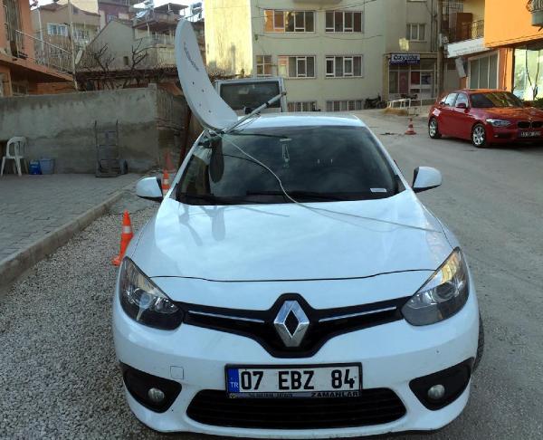 Çatıdan düşen çanak anten otomobilin ön camına saplandı