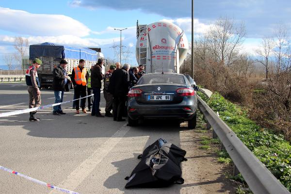 Emniyet şeridinde duran TIR'a çarpan otomobilin sürücüsü öldü