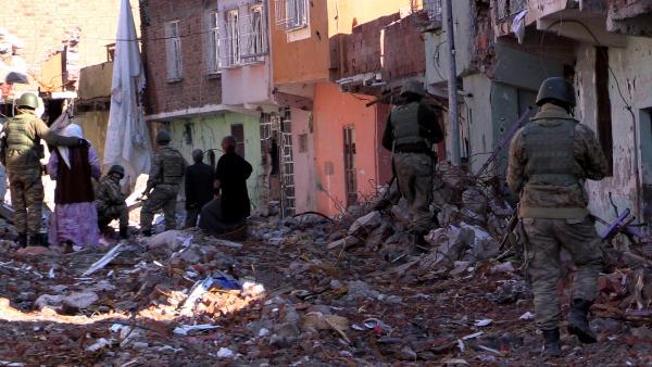 Sur'da, PKK'nın tuttuğu aileyi, jandarma operasyonla kurtardı