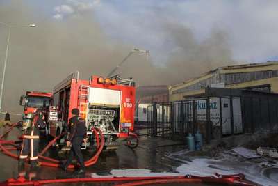 Kazan'da nakliye firması deposu alev alev yandı