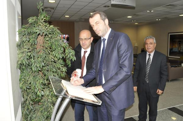Bahçeli için geçmiş olsun dileklerini deftere yazdılar