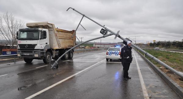 Trafik uyarı levhası yola devrildi