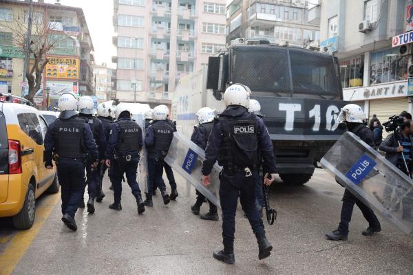 Diyarbakır'da izinsiz yürüyüşte olaylar çıktı