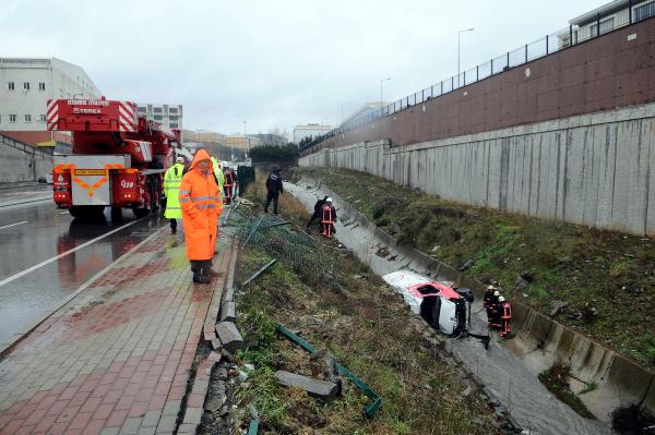Minibüs dere yatağına uçtu: 2 ölü. 2 yaralı