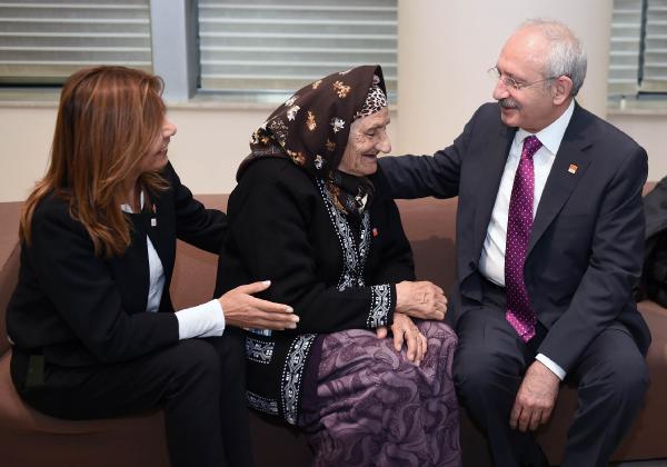 Kılıçdaroğlu, İzmir'den kurultaya gelen 96 yaşındaki CHP üyesiyle görüştü