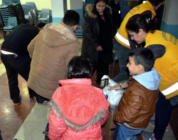 Suriyelilere Belediyeden gıda ve giyecek yardımı