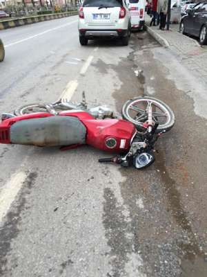 İki motosiklet kavşakta çarpıştı: 3 yaralı