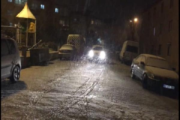 İstanbul'da kar yağışı etkili...