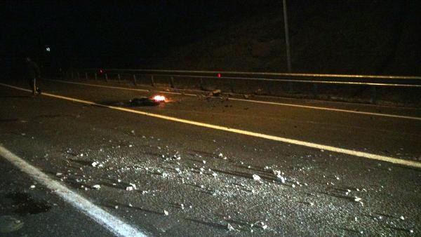 PKK yandaşları Elazığ-Pertek yolunda lastik yakıp yol kesti