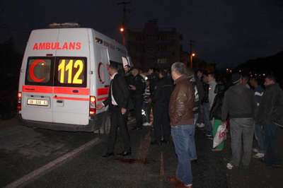Kasksız motosikletli kazada ağır yaralandı