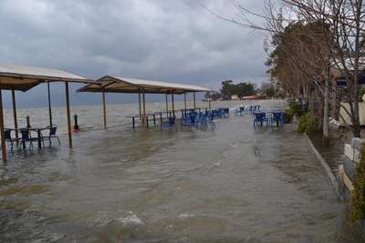 Fırtına, yağmur Köyceğiz'de hayatı felç etti